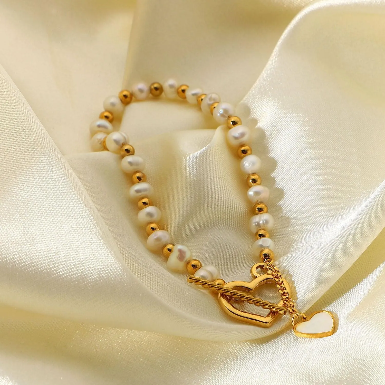 B10.18K Gold Pearl Heart OT Buckle Bracelet