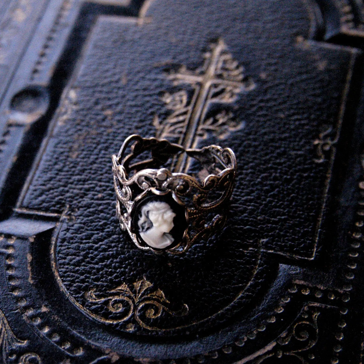 Black and White Lady Cameo Ring in Silver