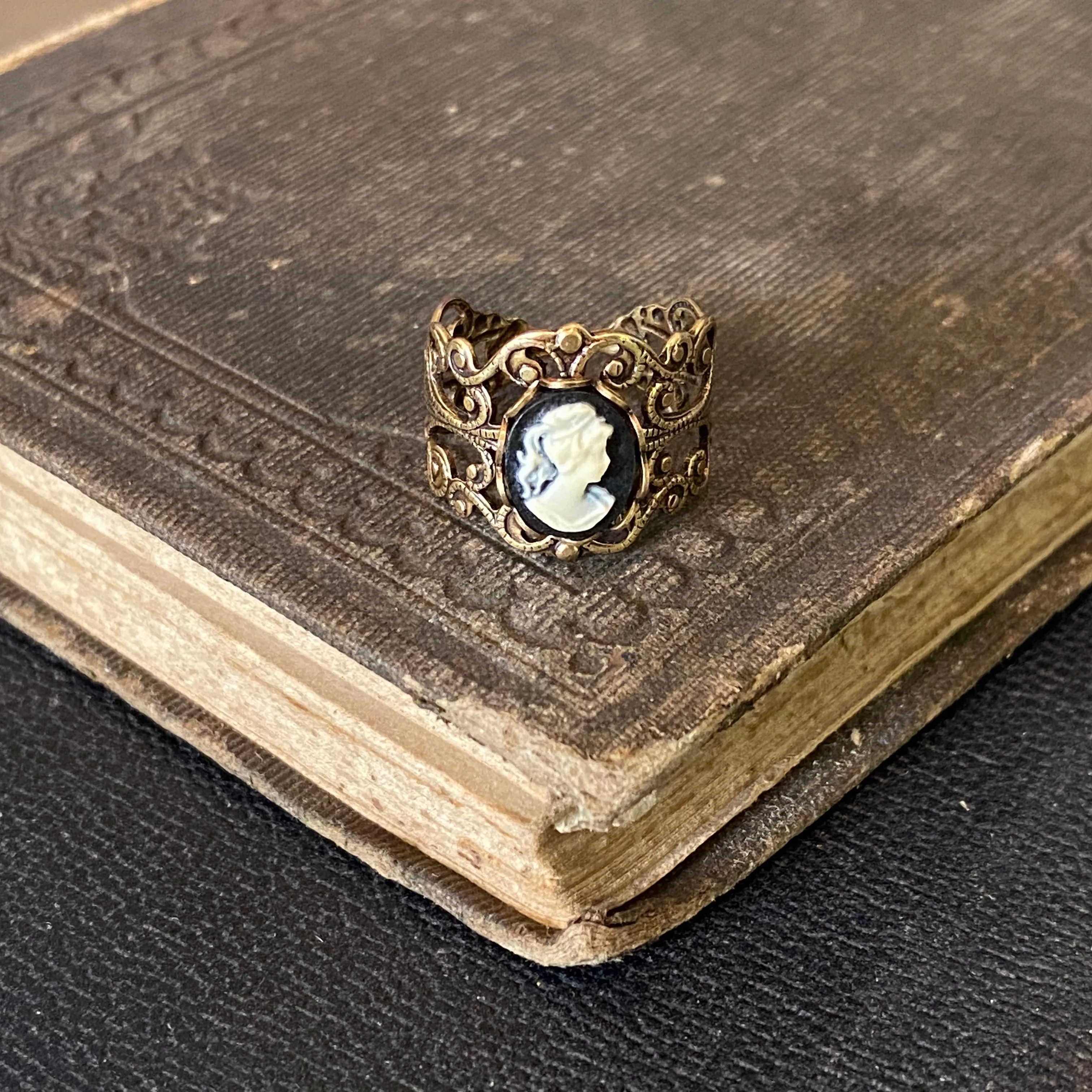Black and White Lady Cameo Ring in Silver