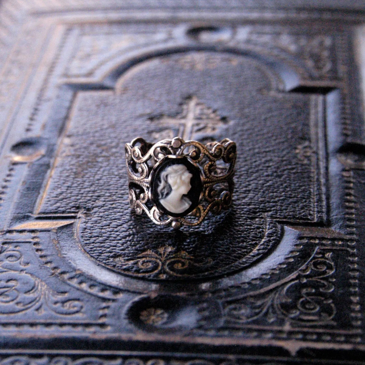 Black and White Lady Cameo Ring in Silver