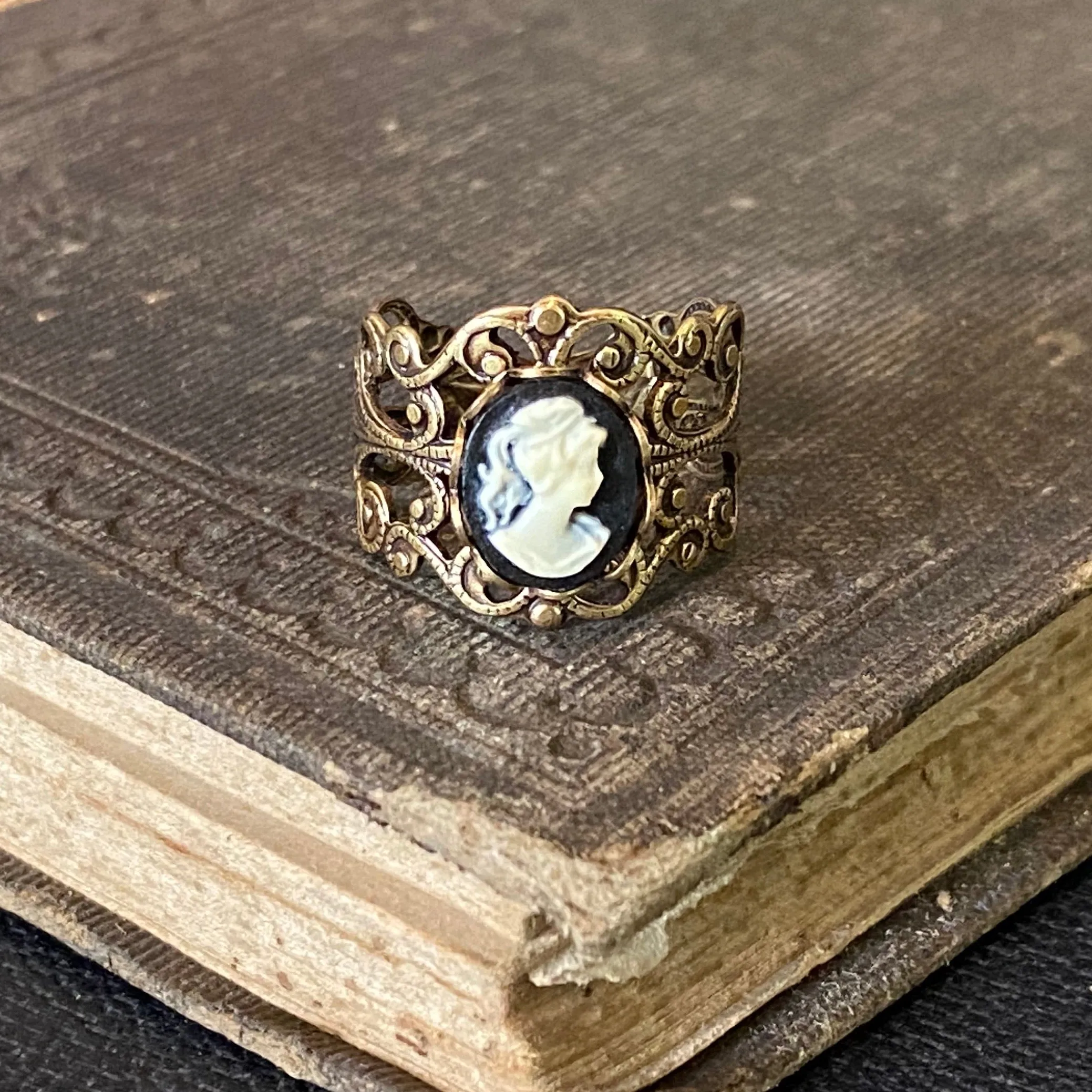 Black and White Lady Cameo Ring in Silver