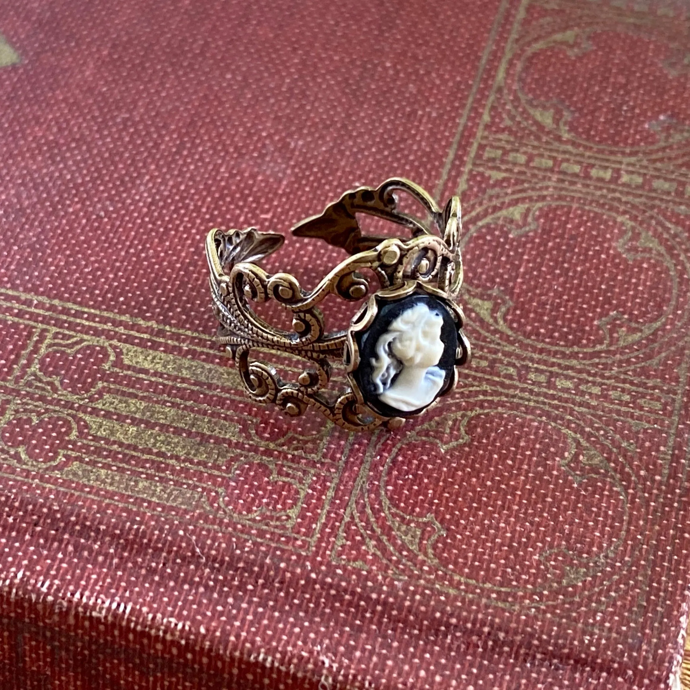 Black and White Lady Cameo Ring in Silver