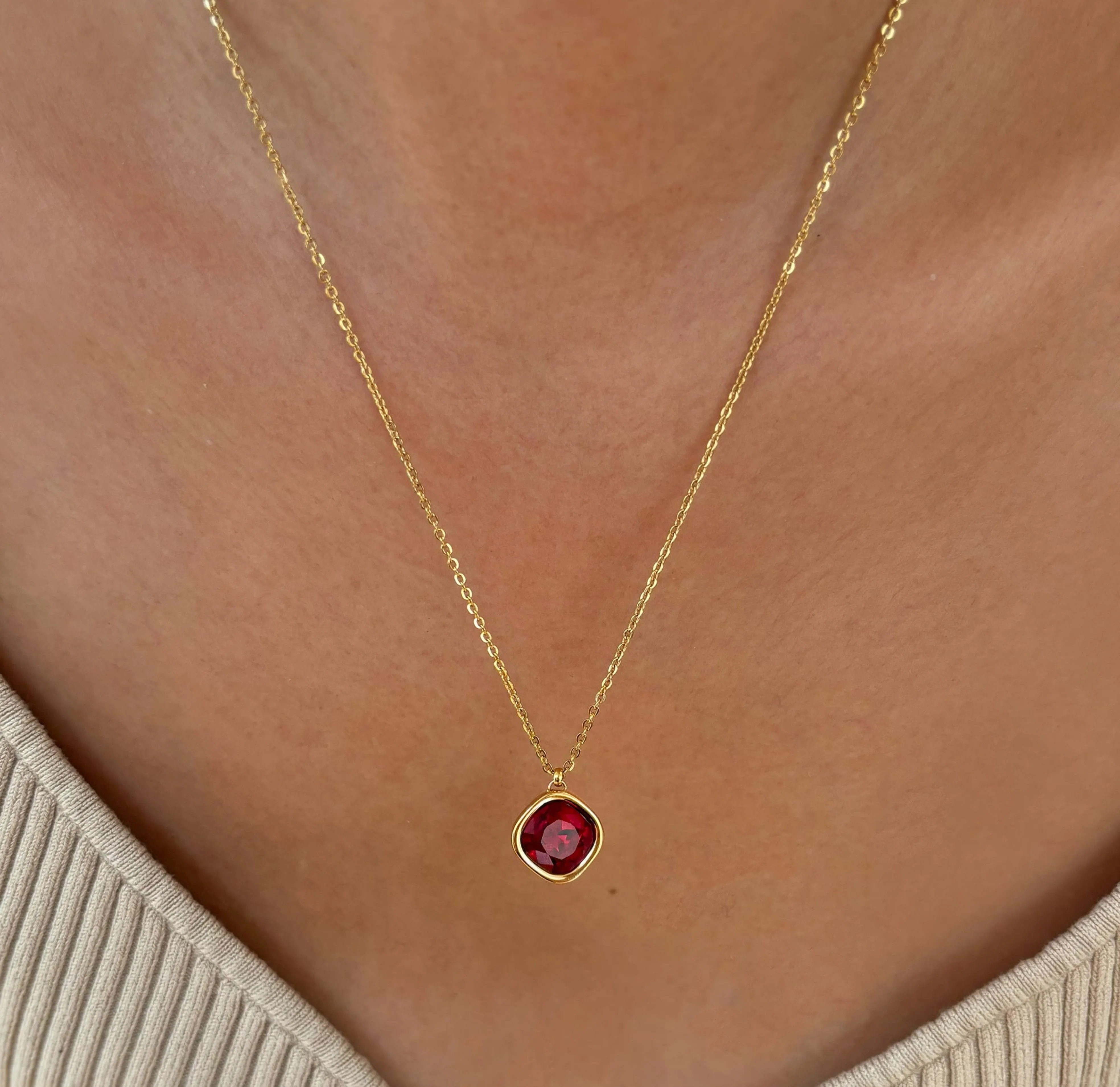 DESIREE GARNET BIRTHSTONE PENDANT - JANUARY